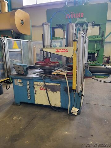 Omvorm- / Bijsnijmachine OMERA  Umform Beschneide maschine 