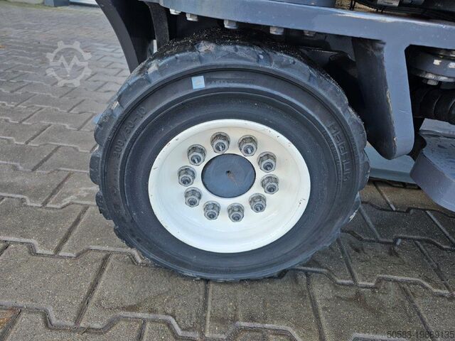 Încărcător lateral cu patru căi Combilift C4000