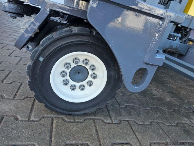 Încărcător lateral cu patru căi Combilift C4000