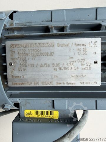  SEW-Eurodrive SF32 DT80K4 Getriebemotor 0,55 kW 77 U/min 230/400 V 3-Phasen SEW-Eurodrive SF32 DT80K4 Getriebemotor 0,55 kW 77 U/min 230/400 V 3-Phasen