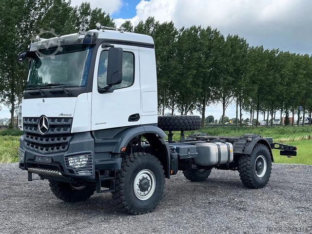 Chassis com cabina Mercedes-Benz Arocs 2033-A Chassis Cabin (2 units)