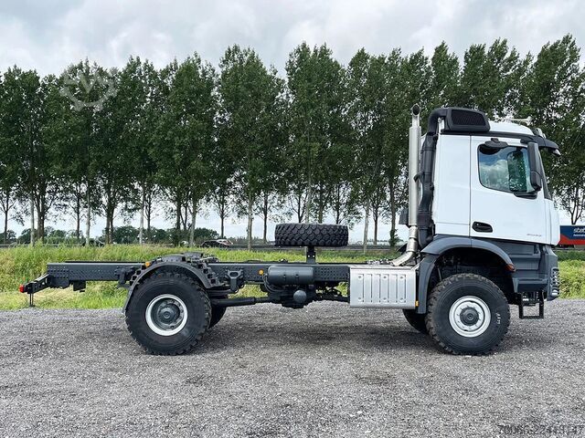 Chassis com cabina Mercedes-Benz Arocs 2033-A Chassis Cabin (2 units)