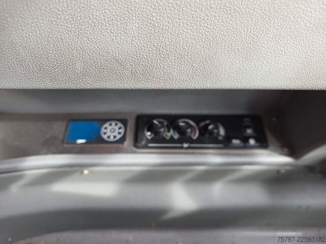 Autocar interurbain MERCEDES-BENZ LE 530 40+56+1+1