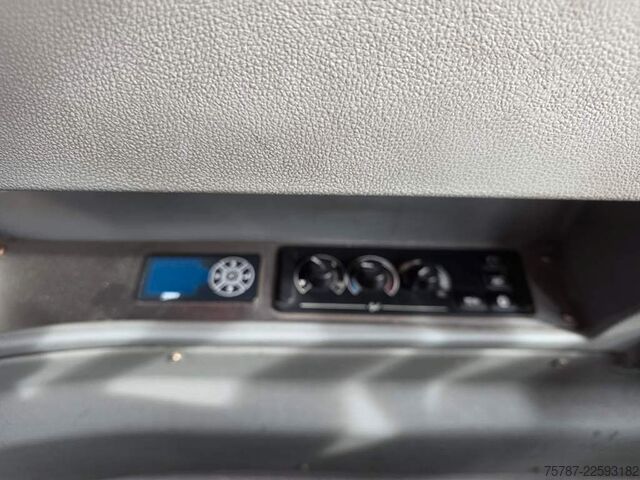 Autocar interurbain MERCEDES-BENZ LE 530 40+56+1+1