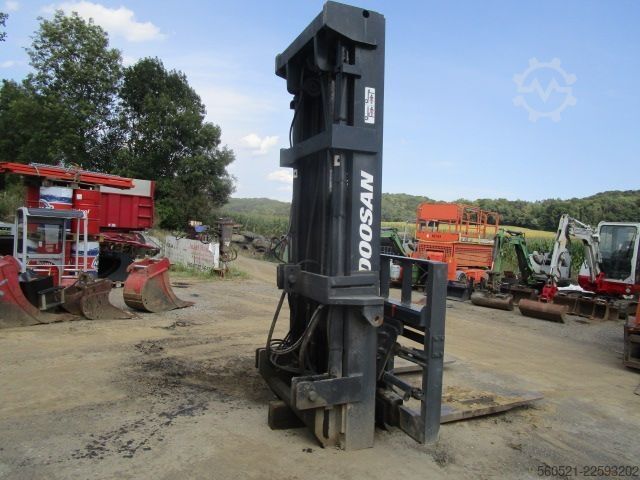 Triple Doosan Triplex-Freihub-Hubmast mit Zinkenversteller und S