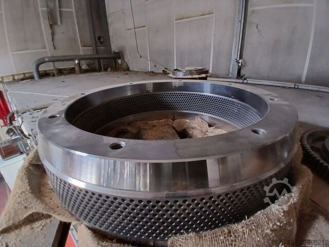LAMEC 520/182 kúpos bálázóprés Ferotec presse LAMEC 520/182 CONIQUE BT 84