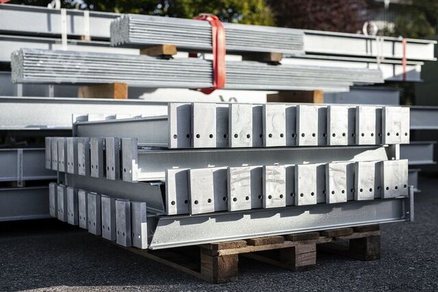 Schwerlastregal Kragarmregal einseitig mit Dachträger Höhe 4,2 m / Tiefe 1,2 m / Länge 11,5 m