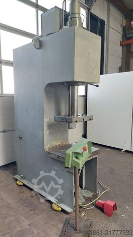 Pressa idraulica a una colonna ZEULENRODA PYE 25 SS