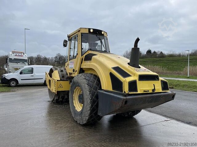Pojedynczy walec bębnowy Bomag BW213DH-4