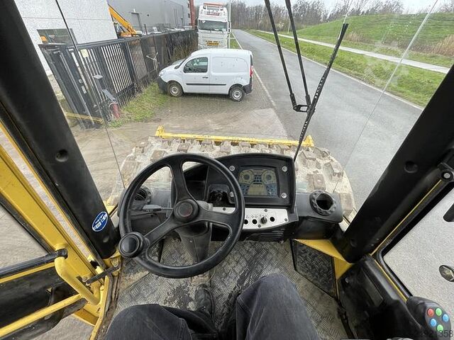 Pojedynczy walec bębnowy Bomag BW213DH-4