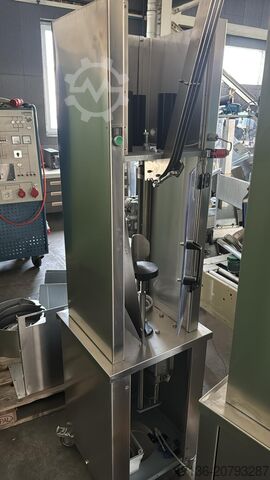 Halfautomatische kroonkurkapparaat met kleine hopper Rizzolio RLC1