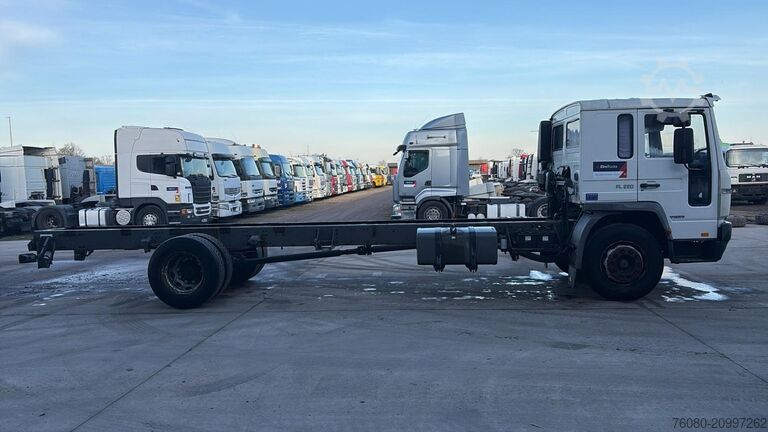 Chassis com cabina Volvo FL 220 (STEEL SUSP. / 10 BOLTS / 18 TONS / LONG...