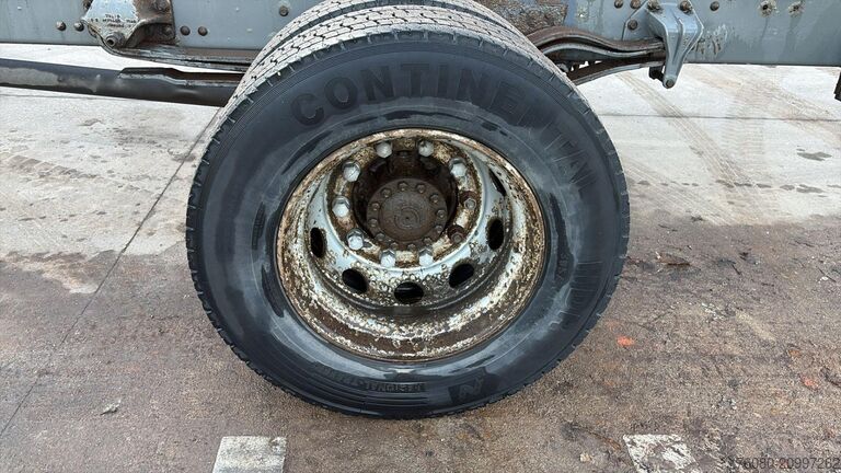 Chassis com cabina Volvo FL 220 (STEEL SUSP. / 10 BOLTS / 18 TONS / LONG...