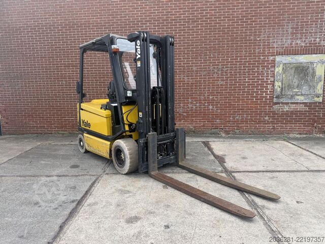 Chariot élévateur électrique à 4 roues Yale ERP30ALF E2145