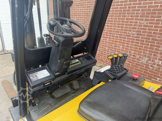 Chariot élévateur électrique à 4 roues Yale ERP30ALF E2145