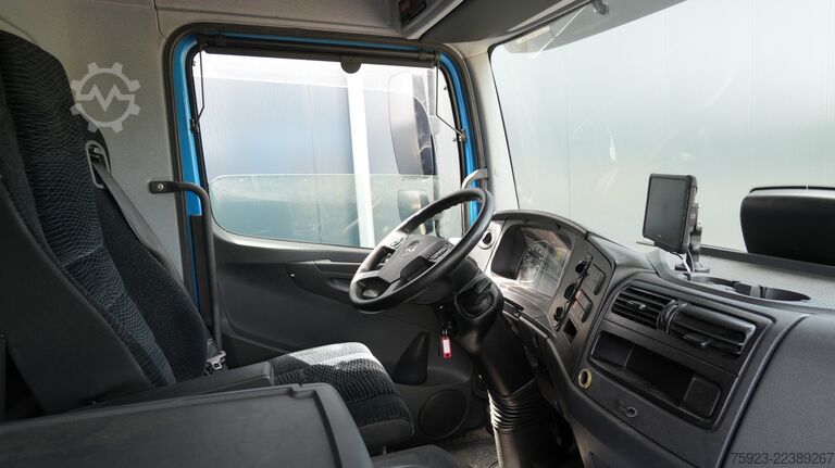 Transport refrigerat/congelat Mercedes-Benz Atego 1224 frigo truck meat hooksystem 409.000km