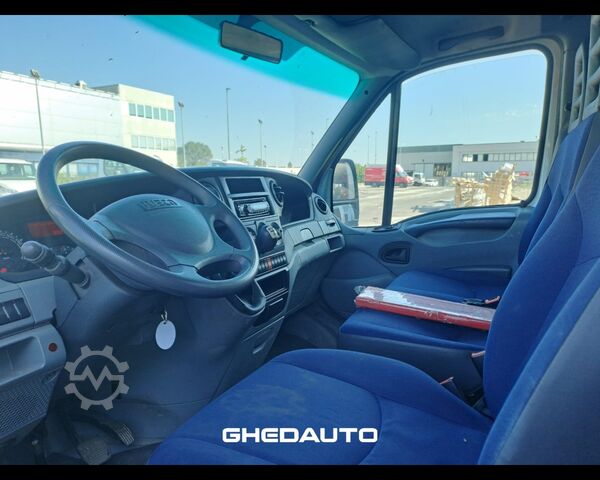 Kleinbus IVECO 35C15 - CASSONE + GRU