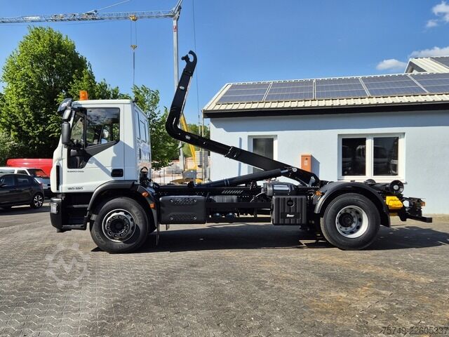 Camión portacontenedores de gancho iveco Euro Cargo 180E32 4x2 Abrollkipper Knick / Tele