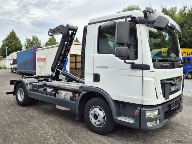 Camión portacontenedores de gancho man TGL 12.220 BL City Abrollkipper  2x AHK Euro 6