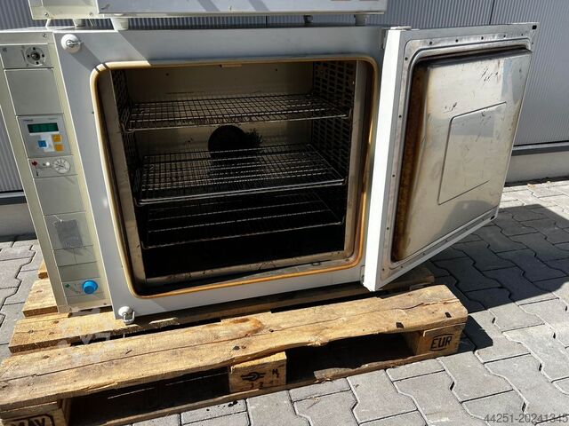 Horno de laboratorio / armario térmico / horno 300ºC Heraeus UT 6120