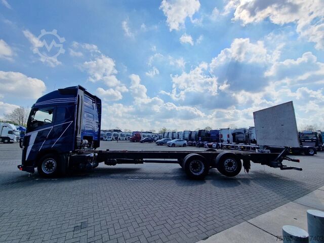 Fahrgestell mit Fahrerhaus Volvo FH 13.460 Globetrotter XL 6x2 - Chassis with lo...