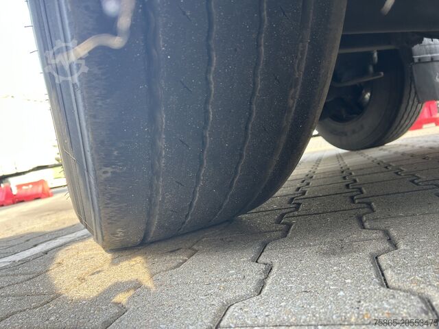 Koffer Schmitz Cargobull SCB S3B / Box / Loadlift / 2x Liftas / APK 03-26