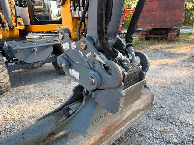 Escavadora sobre rodas LIEBHERR A912 Compact