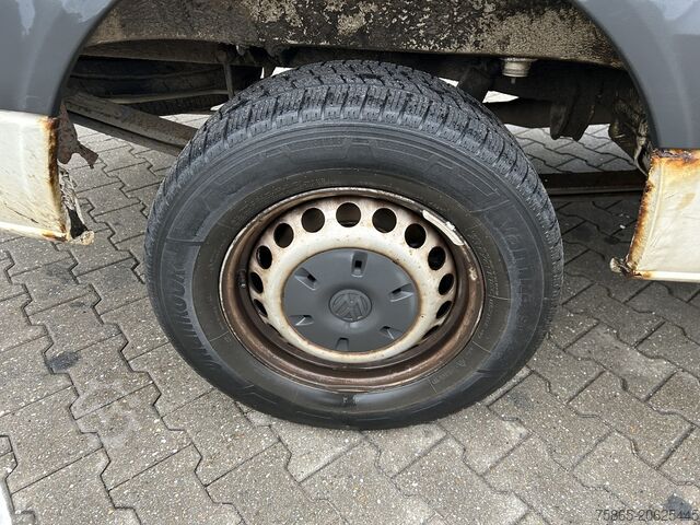 Skříňová dodávka Volkswagen Crafter 35 2.5 TDI L2H1 DC Trendline / Airco / ...