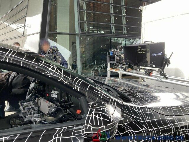 Autószállító teherautó Mercedes-Benz 2143 Spezialgespann für TV & Film Produktion