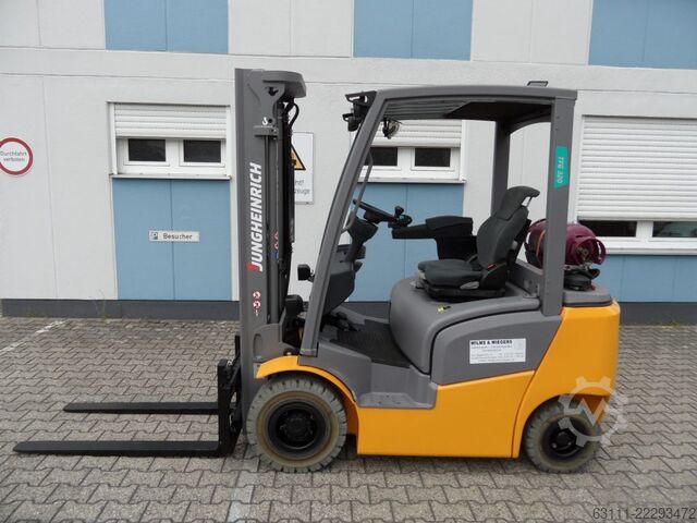 Chariot élévateur GPL Jungheinrich TFG 320 - Freihub - weiße Reifen