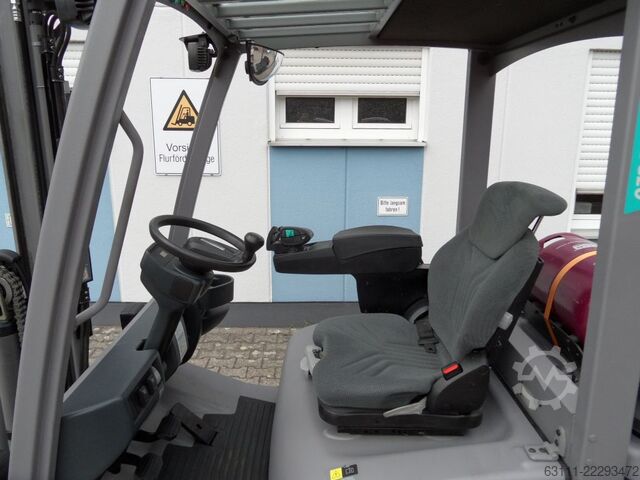 Chariot élévateur GPL Jungheinrich TFG 320 - Freihub - weiße Reifen