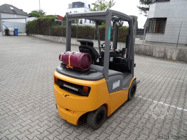 Chariot élévateur GPL Jungheinrich TFG 320 - Freihub - weiße Reifen