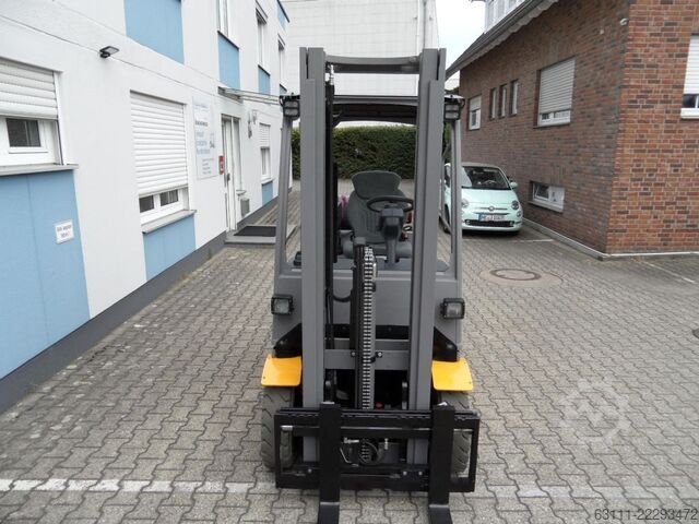 Chariot élévateur GPL Jungheinrich TFG 320 - Freihub - weiße Reifen