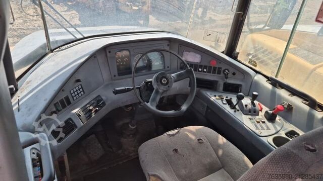Autocarro con cassone VOLVO A35D