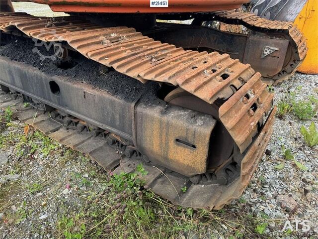 Rupsgraafmachine Hitachi ZX225US Tracked excavator w/ digging bucket