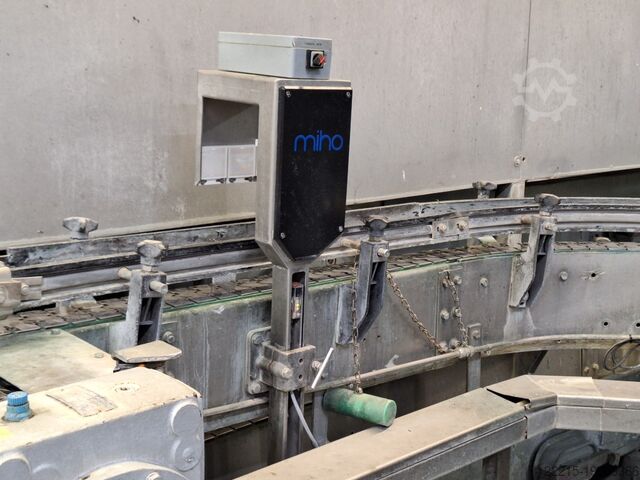 Ispettore di bottiglie vuote Miho David EBI (Ispezione di bottiglie vuote) (2004) Miho EBI (Leerflascheninspektion)