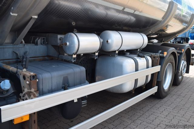 LKW mit Tankaufbau MERCEDES-BENZ Antos 2545 Magyar 16.500L Milchtank Reinigung