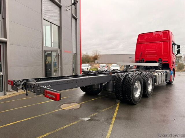 Fahrgestell mit Fahrerhaus Scania R590 6x4 Kurzholz Kran und Schemel nach Wahl