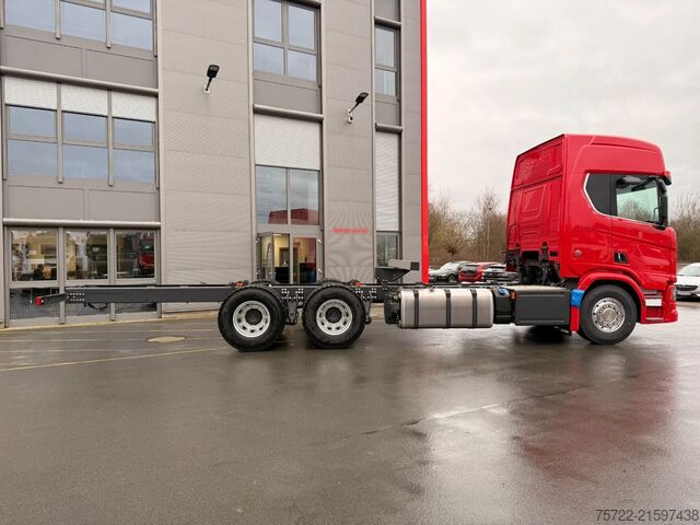 Fahrgestell mit Fahrerhaus Scania R590 6x4 Kurzholz Kran und Schemel nach Wahl