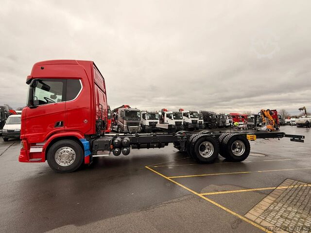 Fahrgestell mit Fahrerhaus Scania R590 6x4 Kurzholz Kran und Schemel nach Wahl