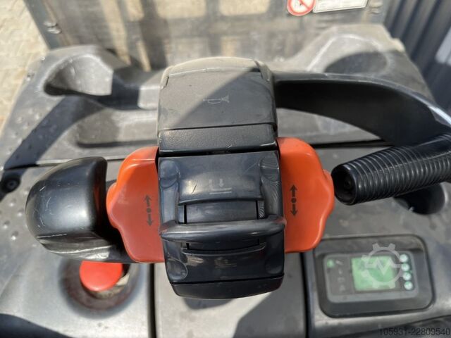 Stand-on gaffeltruck Linde D14SP