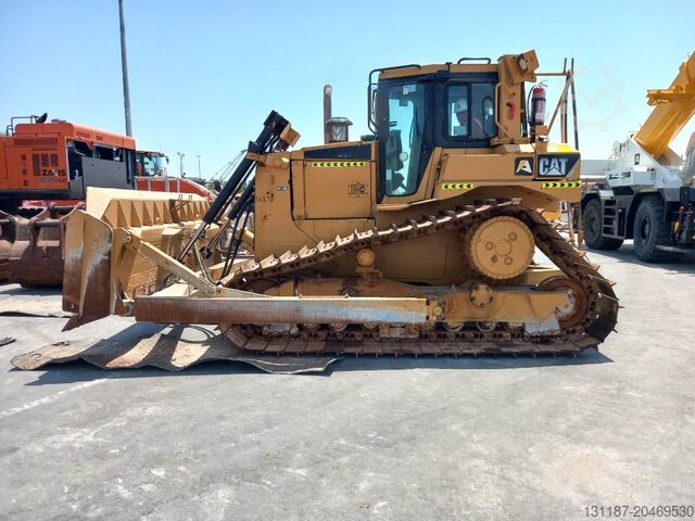 Nivelační stroj CAT D6T LGP (Abu Dhabi)