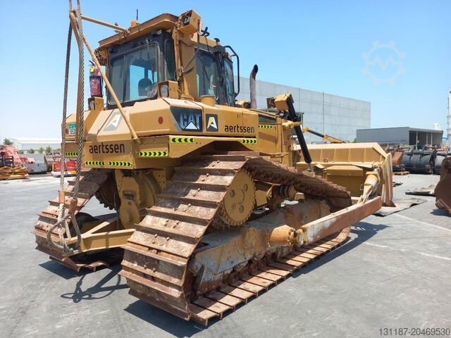 Nivelační stroj CAT D6T LGP (Abu Dhabi)