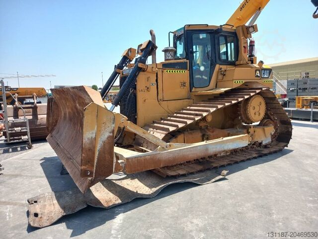 Nivelační stroj CAT D6T LGP (Abu Dhabi)