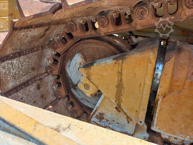 Nivelační stroj CAT D6T LGP (Abu Dhabi)