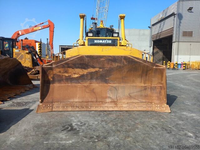 Nivelační stroj Komatsu D155A-6R (4 Pcs available in Abu Dhabi)