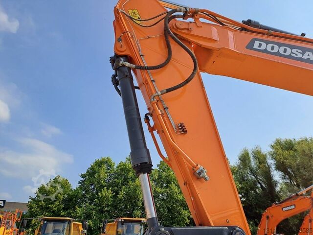Grävmaskin med larvband Doosan DX530LC-7M