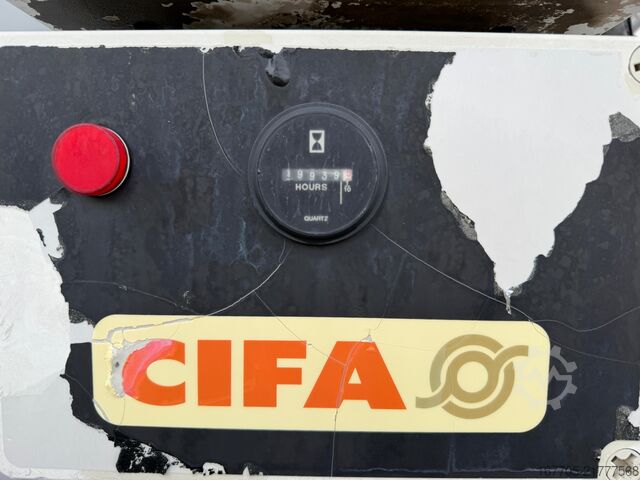 Betonszállító teherautó Iveco TRAKKER 450