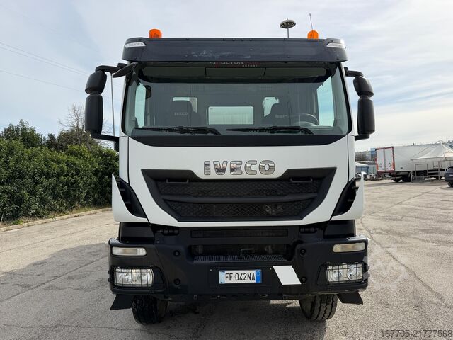 Betonszállító teherautó Iveco TRAKKER 450