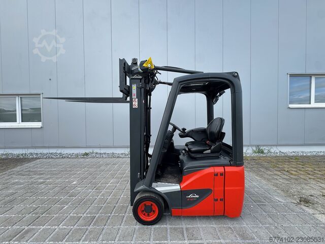 Chariot élévateur électrique à 3 roues Linde E12-386-02 + Ladegerät 3550 --EK